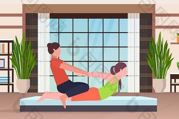 女个人教练伸展运动练习女孩健身教练帮助女人拉伸肌肉锻炼概念现代瑜伽工作室