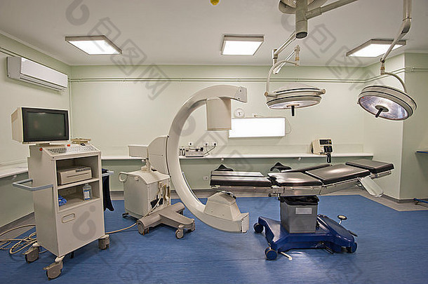 医疗中心的手术室，配备<strong>监控设备</strong>和CT扫描仪
