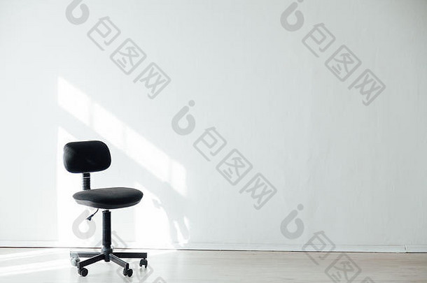 空荡荡的白色办公室里的黑色办公椅