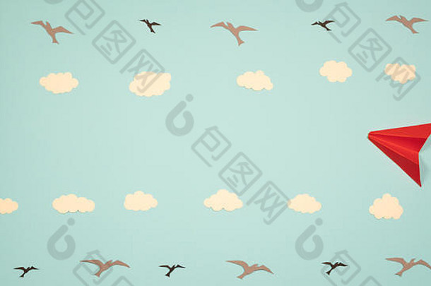 纸飞机在天空中飞过，云彩、飞鸟和飞机起飞。用于标识和营销、旅游和航空的概念