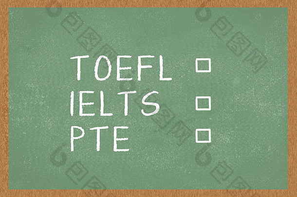 单词托福、雅思、PTE，在绿色黑板背景上打勾。英语作为外语考试