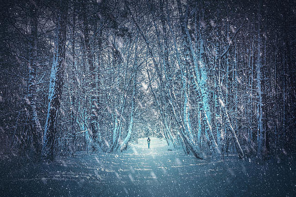 走冬天森林人背包光黑暗