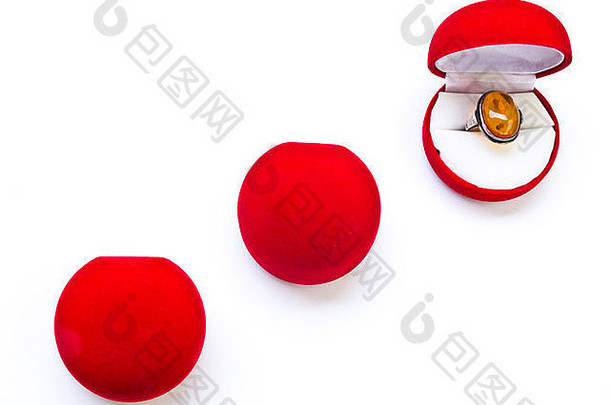 在白色背景上隔离开的圆形红色珠宝盒