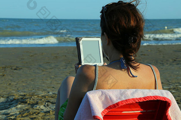 女人棕色（的）头发读取电子书海滩