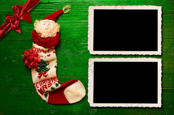 圣诞贺卡明信片，袜子圣诞老人和两个绿色木头上的老式空相框