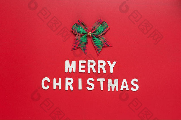 红色背景中央有丝带蝴蝶结的“圣诞快乐”字样