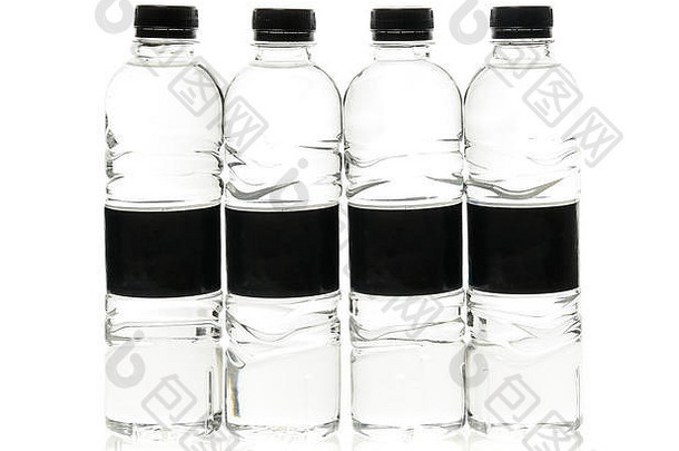 带有空白标签的苏打水塑料瓶。在白色背景上隔离。空白黑色标签和黑色帽子。