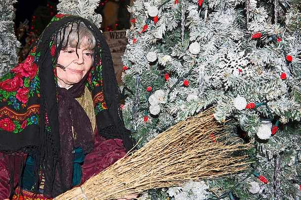 意大利拉贝法纳人物；小枝扫帚；头巾；装饰过的圣诞树；节日装饰；水平，PR