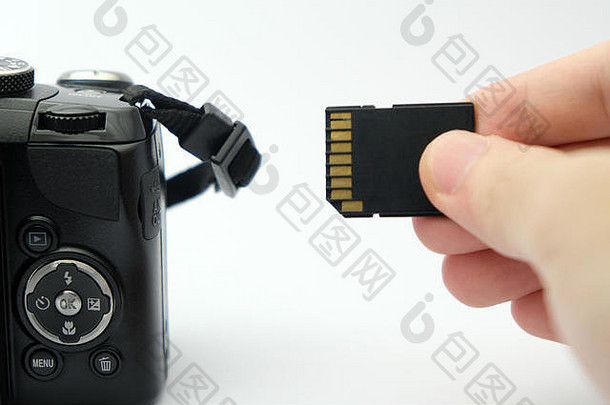 从侧面将SD存储卡插入DSLR相机的卡槽