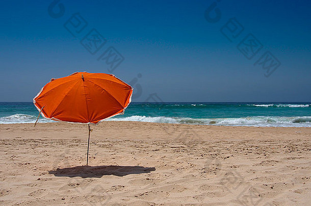 橙色阳伞海滩蓝色的天空