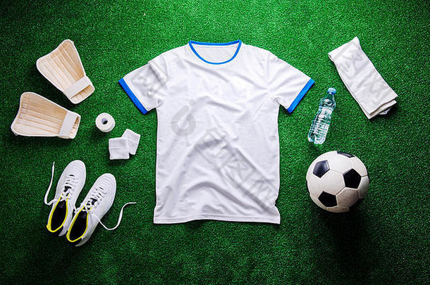 足球、鞋钉和各种足球用品对抗人造球