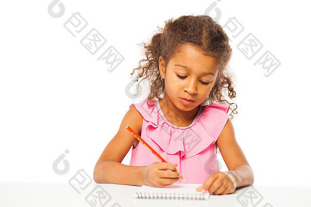 教育一张非洲小女孩的特写肖像画坐在桌子旁，旁边有一本画画用的笔记本，背景是白色的