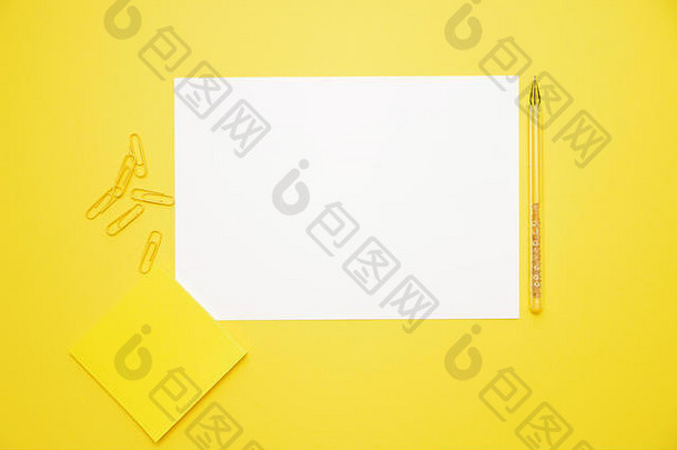 笔白色纸黄色的贴纸剪辑黄色的背景复制空间前视图