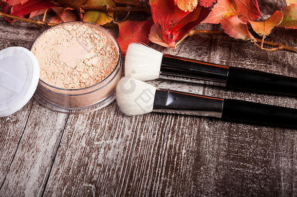 专业化妆品在深色木质背景上打造秋季概念产品