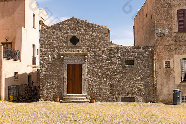 意大利西西里岛中世纪有城墙的小镇埃里克山圣朱利亚纳祭<strong>坛</strong>维纳斯·埃里奇纳街景古<strong>老</strong>的石头建筑小窗户木门台阶