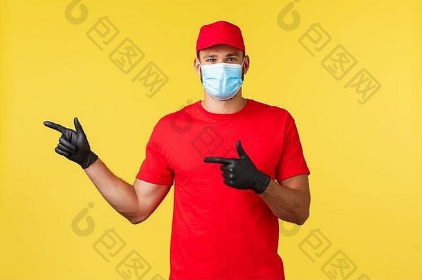 2019冠状病毒疾病流行期间的快递，CVID-19，安全运输，网上购物的概念。穿着红色制服、黑色手套和医用口罩的帅哥信使