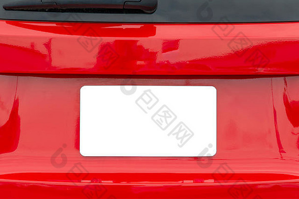 一辆红色汽车上空白白色车牌的水平照片，带有复印空间。