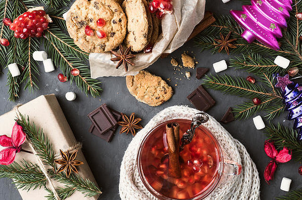 杯子礼品盒中的温酒，巧克力<strong>圣诞</strong>装饰饼干。
