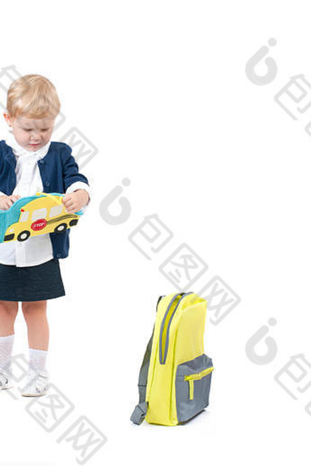 快乐的小女生。带着背包和书的孩子。学龄前儿童上学。