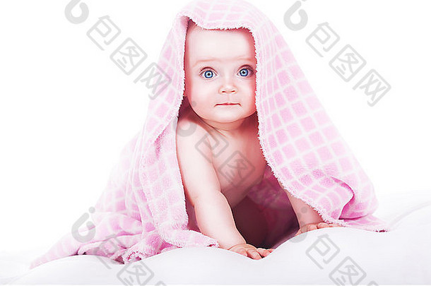 可爱的婴儿坐在毛巾下