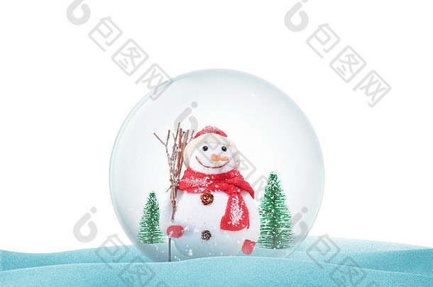 在雪地上，有雪人和树的孤立的圣诞魔球。圣诞节装饰球与降雪。