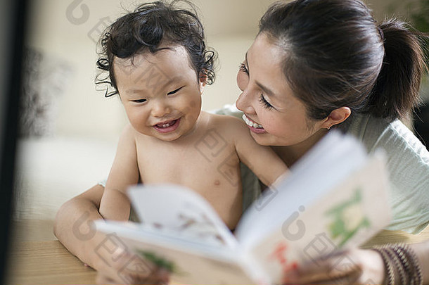 妈妈正在给她的小男孩读书。