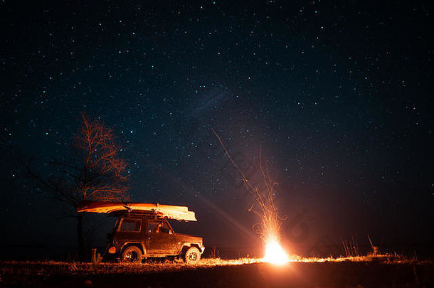 夜景，明亮的篝火和汽车