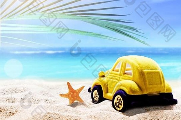 夏日海滩上有海星、白色沙滩上的litlle玩具车和热带棕榈叶。