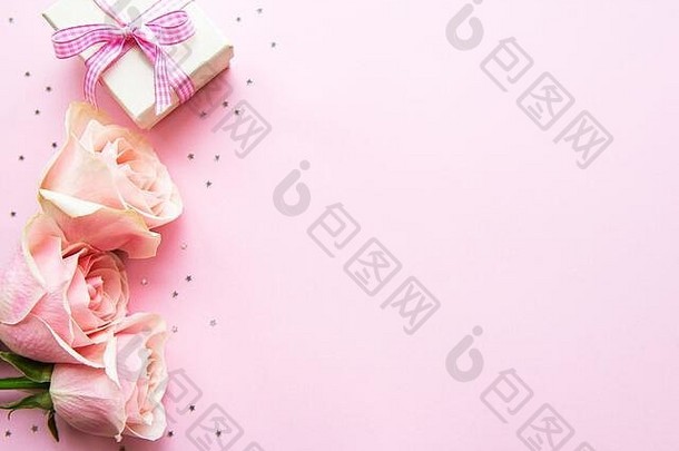 礼物盒子粉红色的玫瑰粉红色的表格前视图平躺生日婚礼情人节一天妈妈。一天概念的地方文本