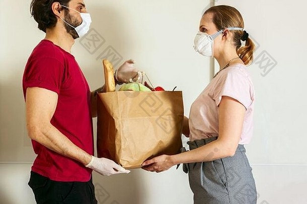 快递保护面具医疗手套提供外卖食物交付服务检疫疾病爆发冠状病毒科维德潘德姆
