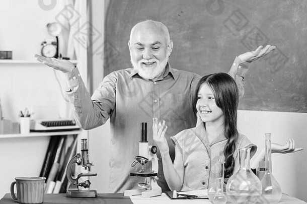 学校课。好的教师，友好的人。<strong>拓展</strong>你的思维。化学和生物学。老师帮助女学生。小女孩和男导师一起学习科学。教师职业。有经验的教师。
