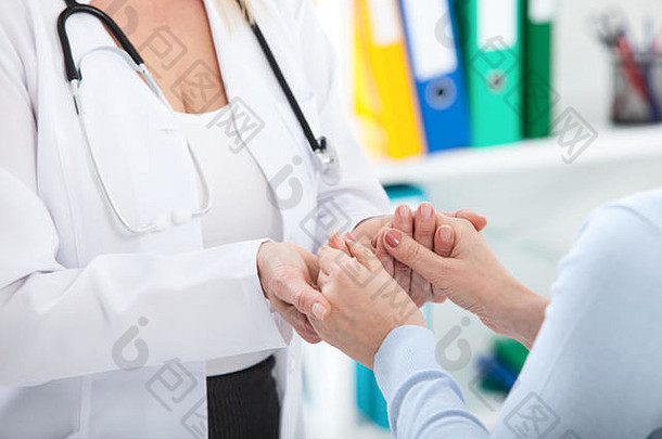 手医生让人安心女病人医疗道德信任概念握手手特写镜头