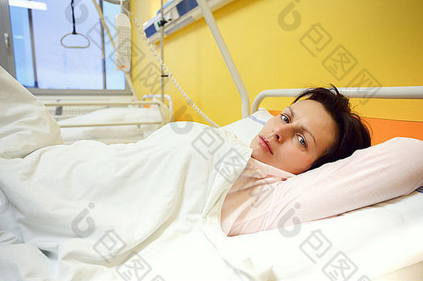 真实的人在真实的情况下，伤心的中年女子患肺炎躺在医院里