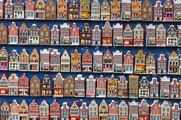 传统的色彩斑斓的房子磁铁挂纪念品商店计数器阿姆斯特丹