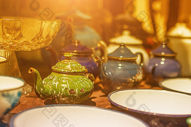图像传统的东部茶壶茶杯木桌子上