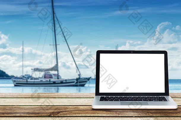 电脑移动PC空白白色屏幕木表格游艇船浮动海背景旅行假期概念