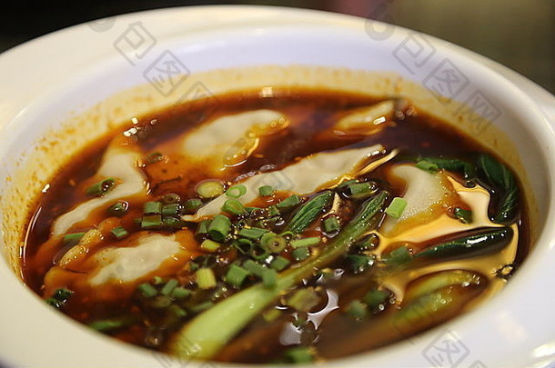 这是四川麻辣饺子汤的图片。2014年在新加坡拍摄的图片。