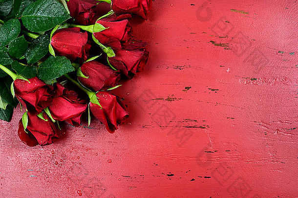 快乐情人节一天背景红色的玫瑰陷入困境的古董回收木表格