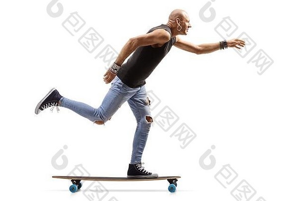 在白色背景上，一个秃头的时髦男人骑着滑板的全长侧面照片