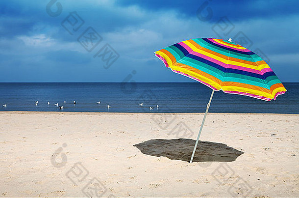 <strong>沙滩</strong>上五颜六色的伞，背景是平静的大海