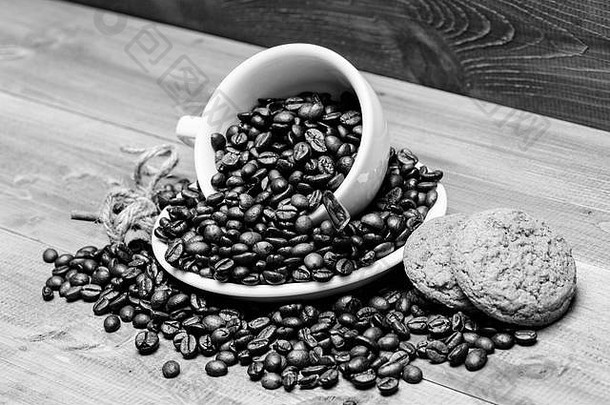 为灵感和能量充电的饮料。杯满咖啡棕色烤豆蓝色木质背景。咖啡饮料菜单。咖啡休息时间加燕麦饼干。新鲜烘焙咖啡豆。的概念。