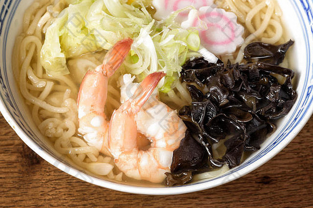 拉面配鱼汤、虾、火影忍者、黑蘑菇、大白菜、深色木桌背景