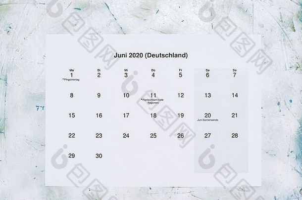莫纳茨卡伦德Juni 2020。翻译：月历2020年6月。荷兰语纸质六月月历。俯视图