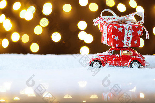 红色复古玩具车送圣诞或新年礼物