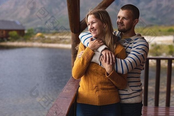 一对白人夫妇看着风景拥抱