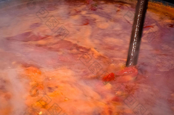 由乌克兰1月猪肉屠夫竞争纹理沸腾热气腾腾的博格拉斯激动人心的传统的食物节日