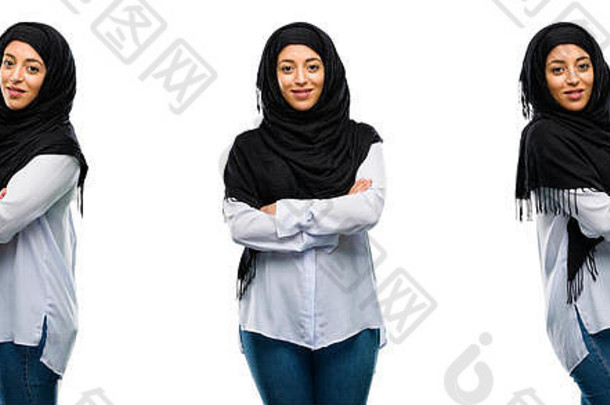 阿拉伯妇女戴着头巾，双臂交叉，自信而快乐，脸上带着自然的笑容，在白色背景下独自笑着