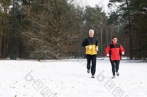 在雪地里奔跑的老年夫妇