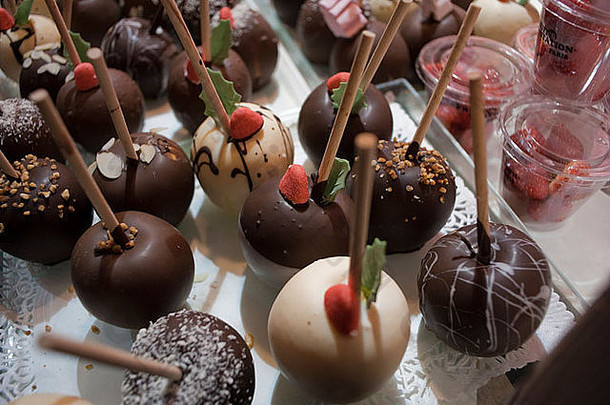 巴黎，法国，圣诞节购物，细节，巧克力覆盖的苹果在传统市场上展出