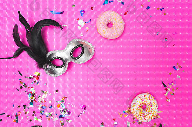 粉色狂欢节效果背景，搭配各种狂欢节用具